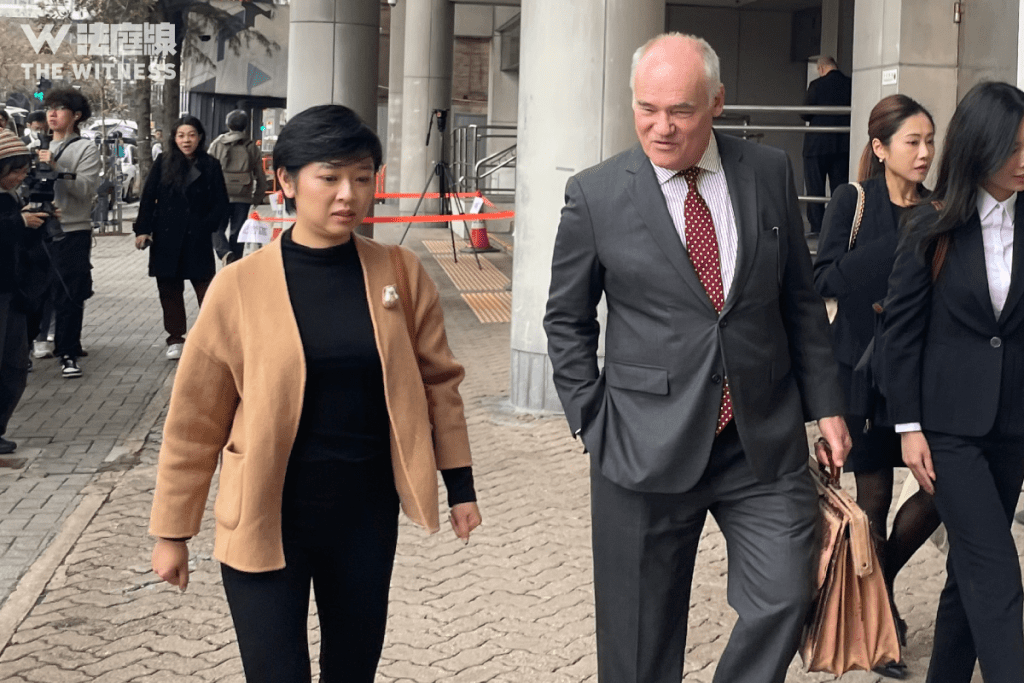 香港記者協會主席鄭嘉如(左一)、資深大律師祁志(左二)周四早上到東區裁判法院處理案件。(《法庭線》記者攝)