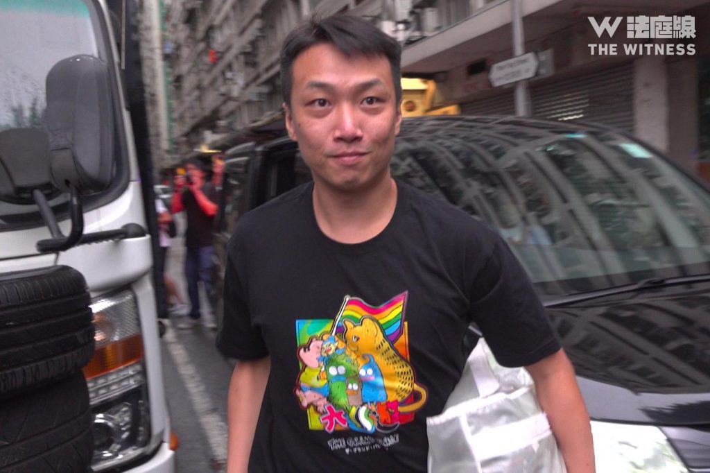 岑子杰下車時面露笑容。(《法庭線》記者攝)