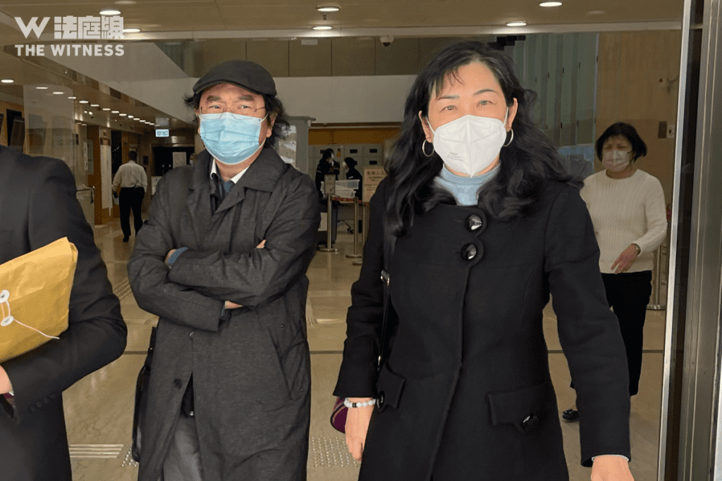 鄧超文、林嘉芬 2023 年 2 月司法覆核聆訊日離開高院。（資料圖片）