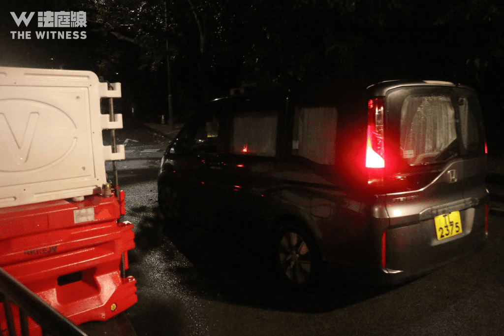 約 5 時 37 分，兩車駛出懲教所，均拉上窗簾，司機後方亦掛上黑布。（攝：CTH）
