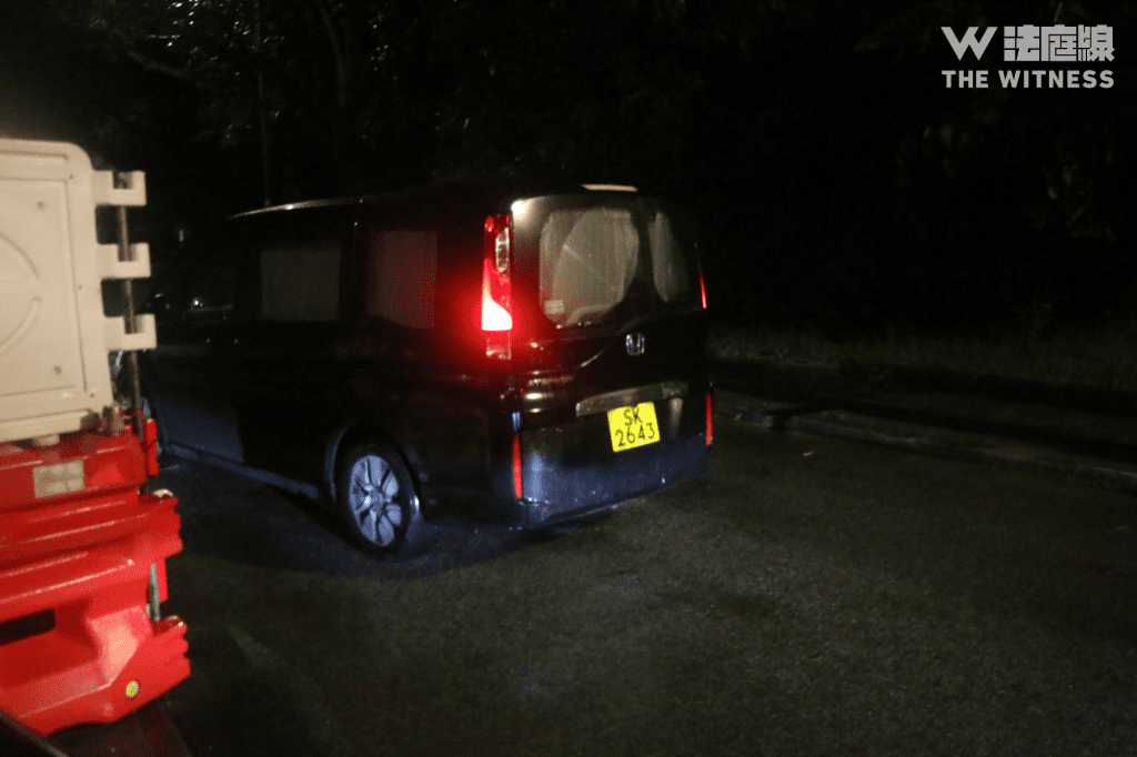 約 5 時 37 分，兩車駛出懲教所，均拉上窗簾，司機後方亦掛上黑布。（攝：CTH）