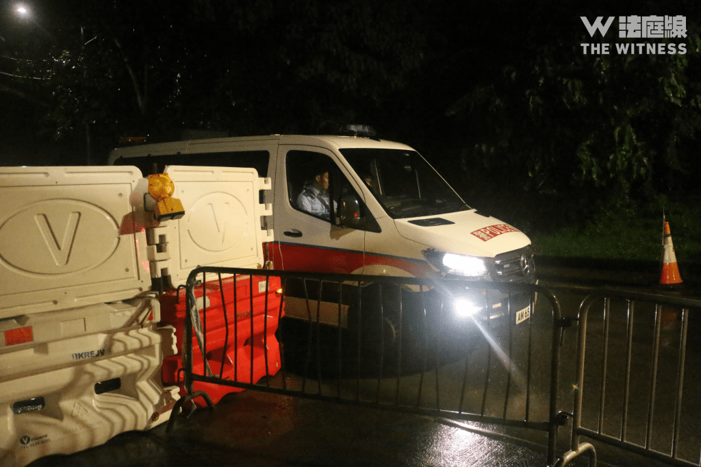 羅湖懲教所外有軍裝警員及警方傳媒聯絡隊戒備。（攝：CTH）