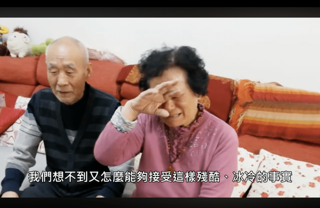 庭上播放 2018 年六四集會，六四遇難者王鴻啟母親狄孟奇的錄像片段。（網上截圖）