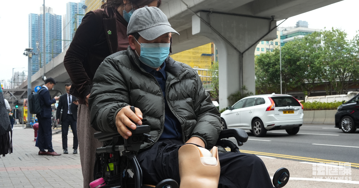 機場三跑工人被挖泥車撞斷腳　5承建商遭票控受審　事主稱管工指派工作沒提注意事項
