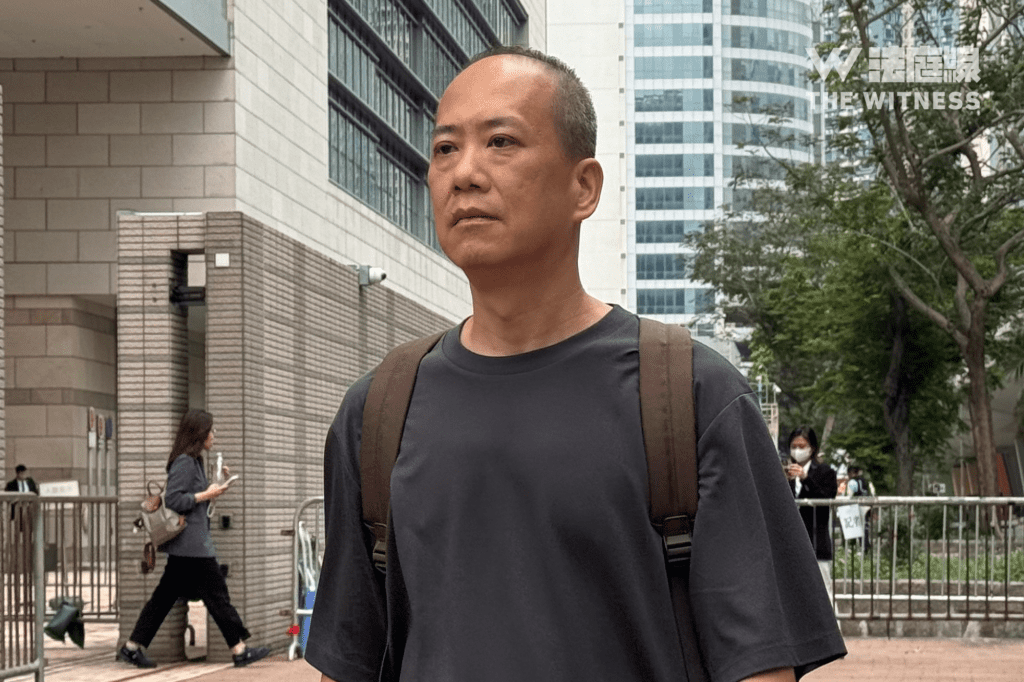 前支聯會常委關振邦，於 2026 年 3 月 31 日在西九龍裁判法院作供。（《法庭線》記者攝）