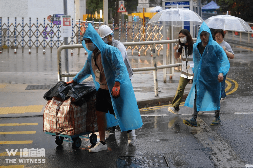 2026年4月23日，宏福苑居民上樓收拾後冒雨離開。（Nasha Chan攝）