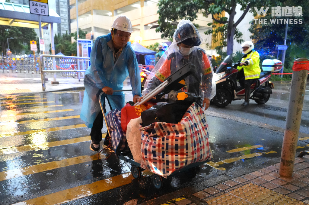 2026年4月23日，宏福苑居民上樓收拾後冒雨離開。（Nasha Chan攝）
