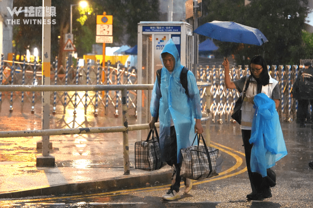 2026年4月23日，宏福苑居民上樓收拾後冒雨離開。（Nasha Chan攝）