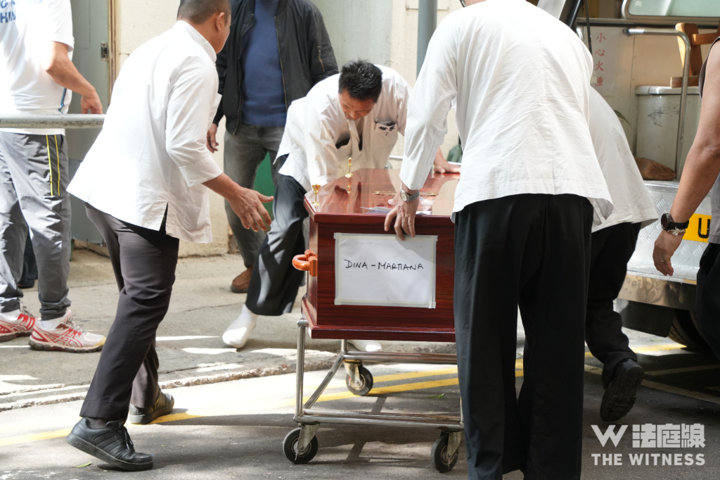 2025 年 12 月 22 日,灣仔清真寺在外傭遺體運回家鄉前,為她們舉辦喪禮。圖為 Dina Martiana 的棺木。(Kaitlyn Li攝)