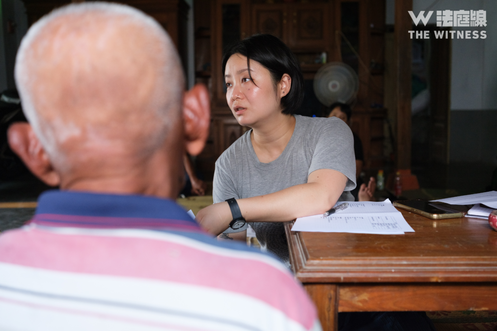 工權會幹事 Esther 在 2026 年初探訪宏福苑大火逝世外傭在印尼的家屬。(鄧凱欣攝)