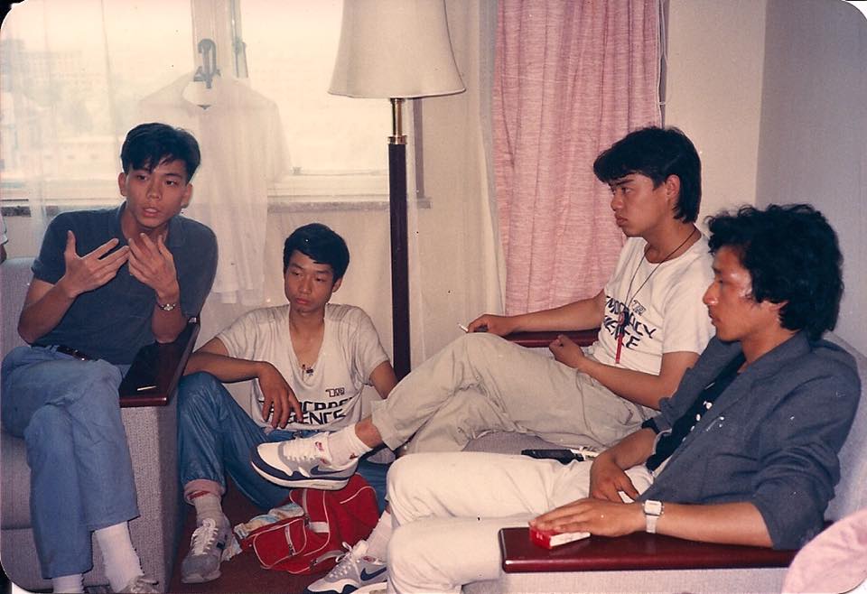 1989 年 5 月 31 日，學聯代表與北京學運領袖吾爾開希等，在王府飯店內對話。（來源：六四記憶人權博物館）