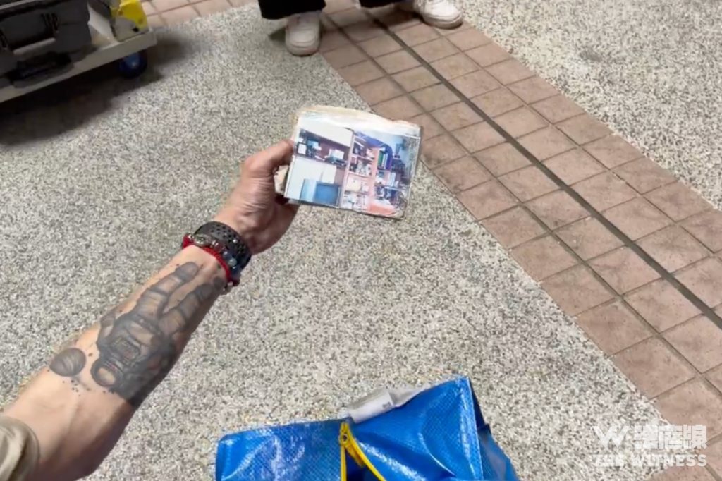 Dorz 取回童年時的單位客廳照片。（《法庭線》記者攝）