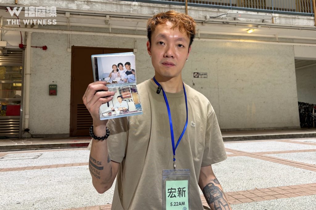 Dorz 取回童年時，與嫲嫲、妹妹的合照。（《法庭線》記者攝）