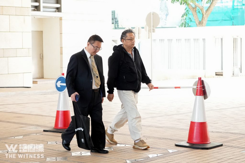 2026 年 5 月 29 日,被告黃建國(右)到西九龍裁判法院應訊。(攝:CTH)