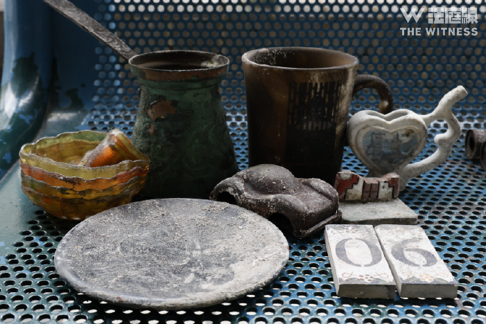 崔生取回朋友送的結婚禮物、旅行時購入的紀念品等。