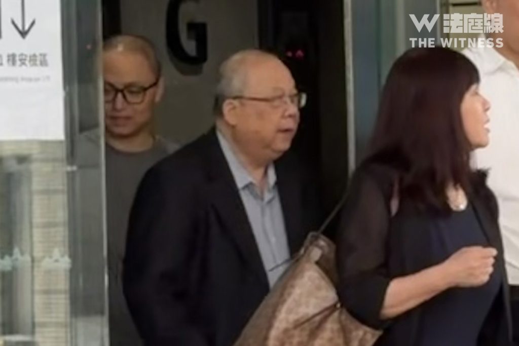 第三被告吳國希(黑色西裝外套)