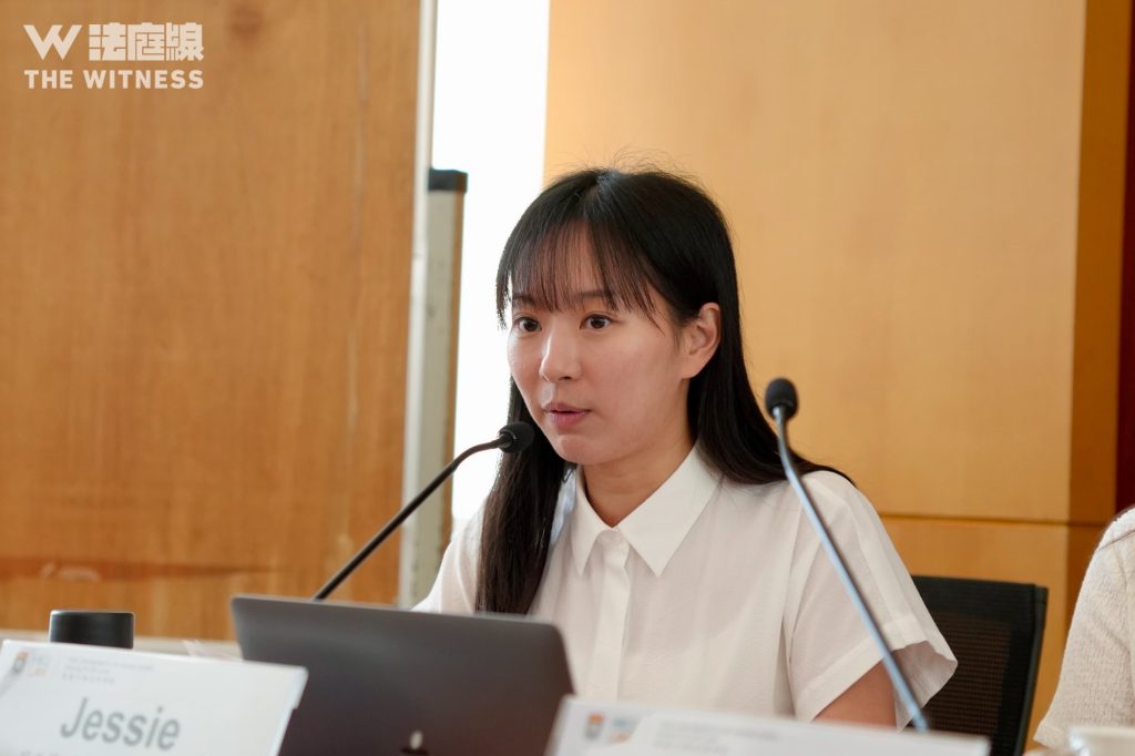 事主 Jessie 在 2026 年 4 月，以真面目出席性罪行改革論壇，說起性侵經歷。（關注婦女性暴力協會提供）