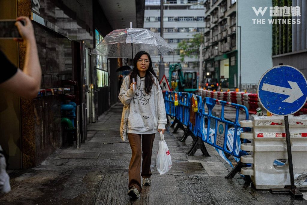 留下書舍女店員，2026 年 7 月 17 日獲准保釋離開長沙灣警署。（《法庭線》記者攝）