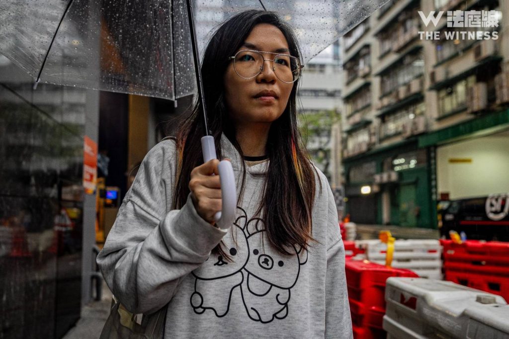 留下書舍女店員，2026 年 7 月 17 日獲准保釋離開長沙灣警署。（《法庭線》記者攝）