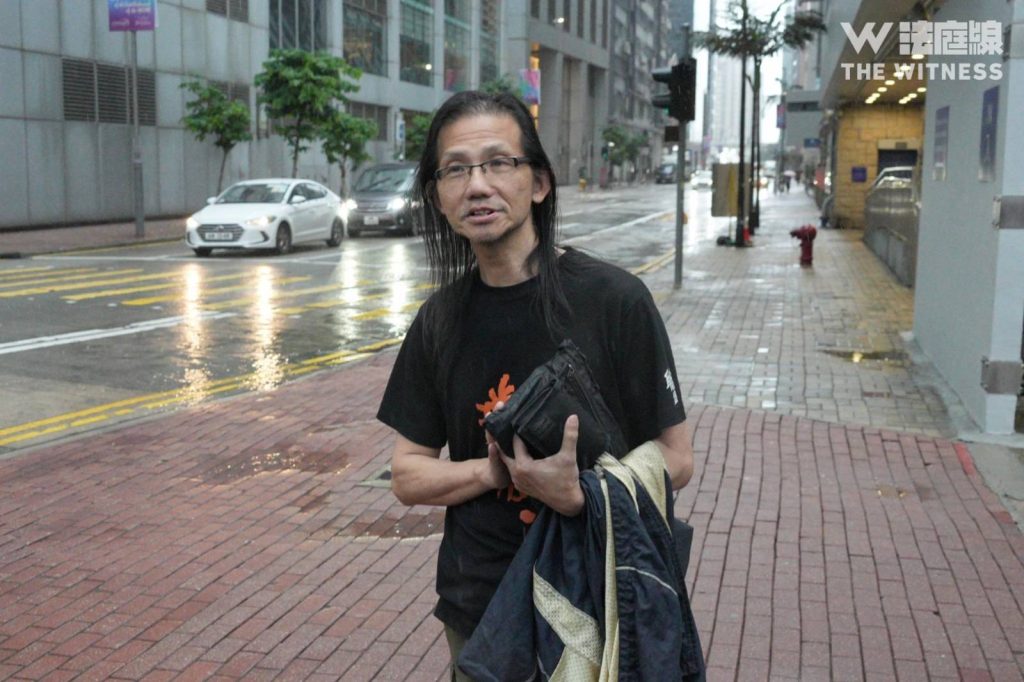留下書舍店主岑蘊華，2026 年 7 月 17 日獲准保釋離開北角警署。（《法庭線》記者攝）