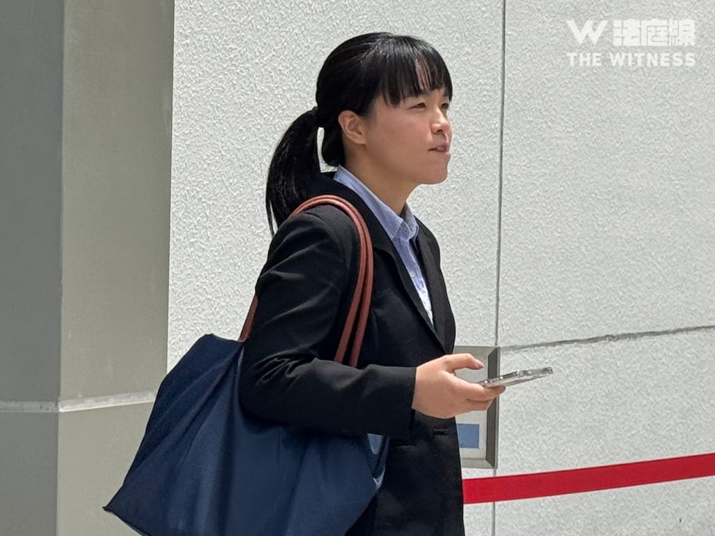 入境事務助理梁倩童(音譯)