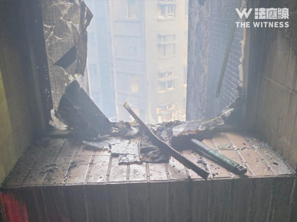31樓窗口見何偉豪手套及槌仔