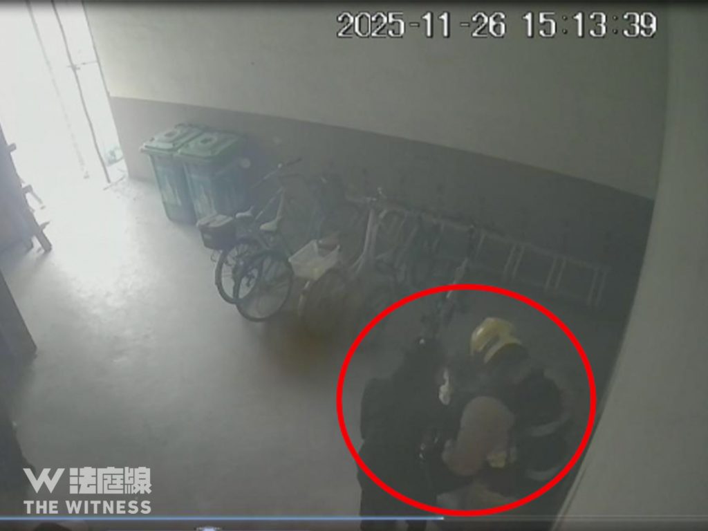 何偉豪協助輪椅婆婆