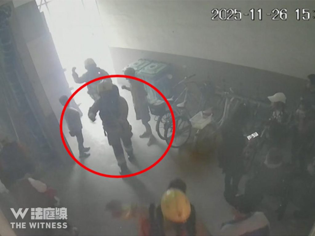 何偉豪與兩同袍 1512 出現