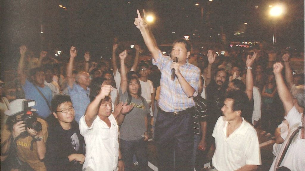 李卓人參與 2007 年紮鐵工人大罷工，在第36日迎接最後勝利一刻。（資料圖片）