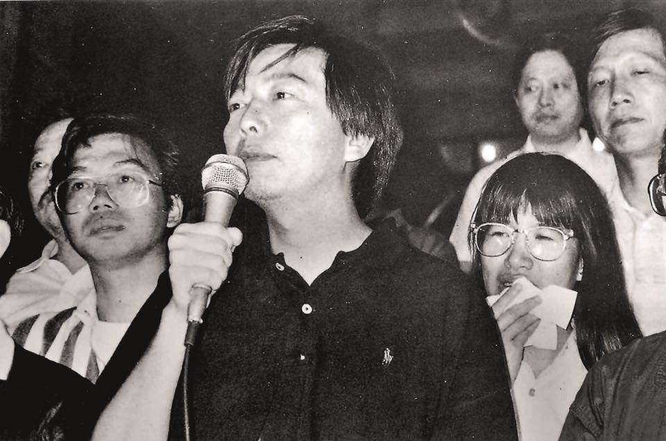 1989 年 6 月 8 日,李卓人返抵香港時,獲多人拉橫額接機,其妻鄧燕娥在身後拭淚。(陳清華提供照片)