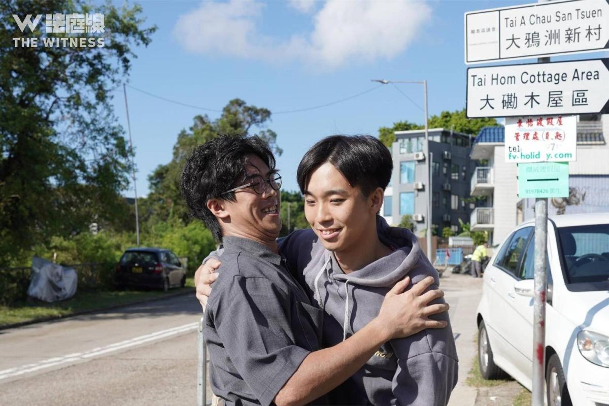 王逸戰與上月獲釋的前「賢學思政」秘書長陳枳森擁抱